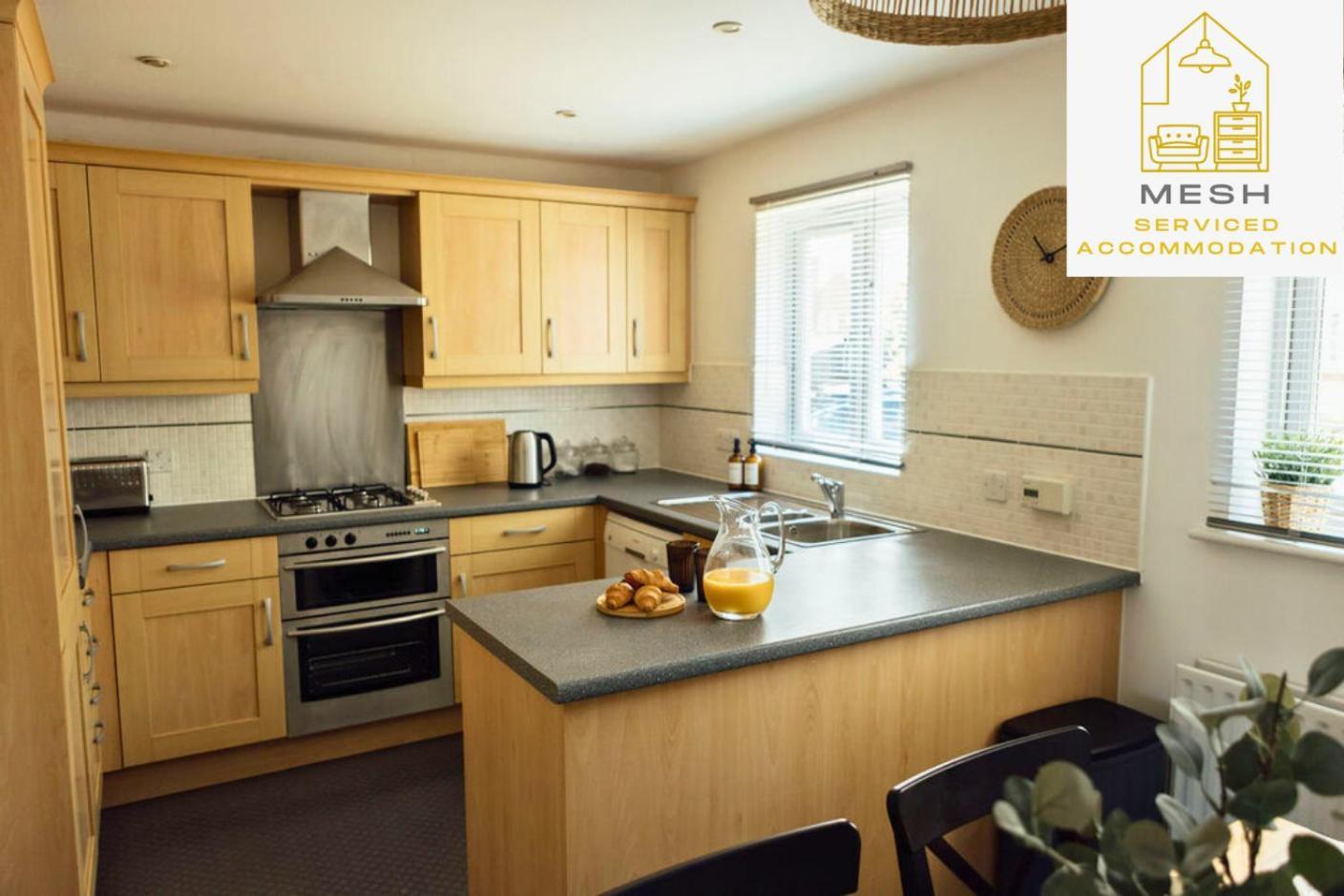 Great 3 Bedroom House In Ashford - Perfect For Contractors And Business Travellers Off-road Parking Secure Garage Fast Wifi Garden And Pets Allowed By Mesh *