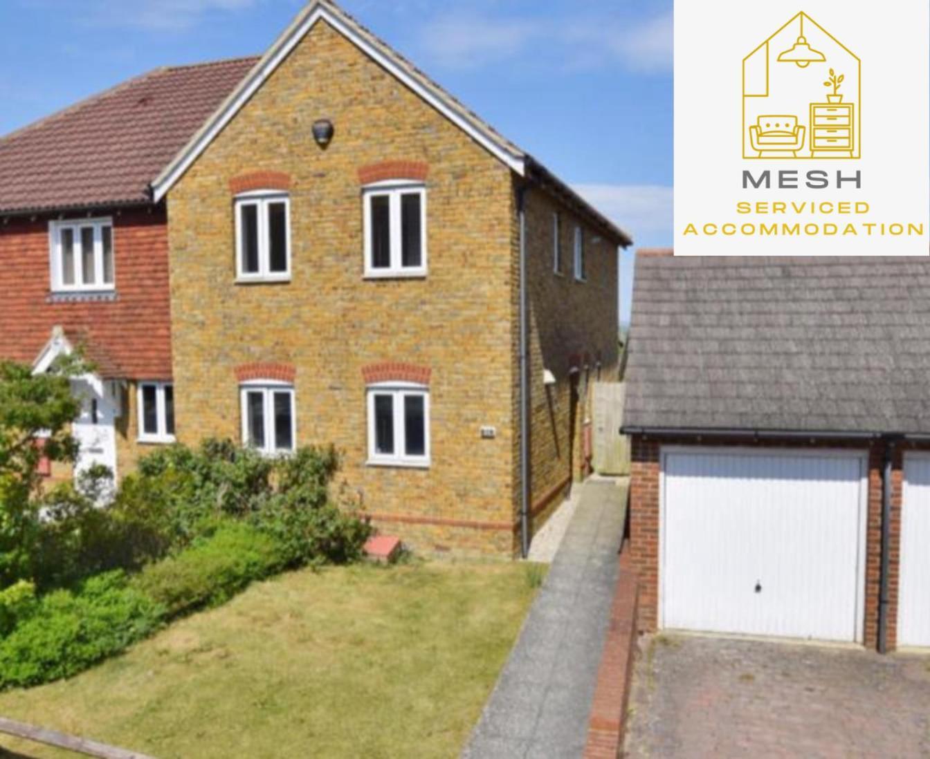 Great 3 Bedroom House In Ashford - Perfect For Contractors And Business Travellers Off-road Parking Secure Garage Fast Wifi Garden And Pets Allowed By Mesh * Ashford (Kent)